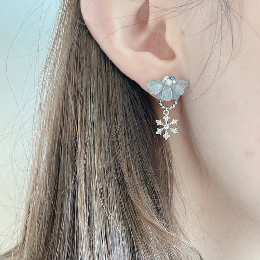 | DE33 𝔸ℝ𝔼ℕ𝔻𝔼𝕃𝕃𝔼  |  冬日半瓣花耳環