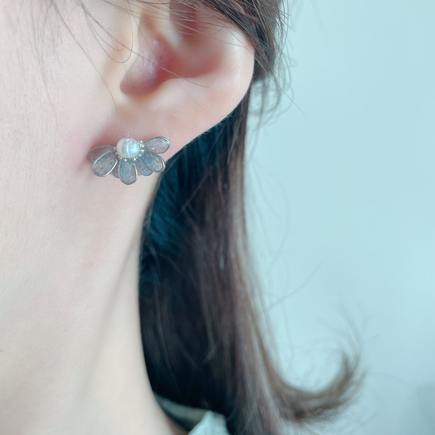 | FE31  𝔹𝔼𝕃𝕃𝕀𝕊|  銅線半瓣雛菊珍珠耳環