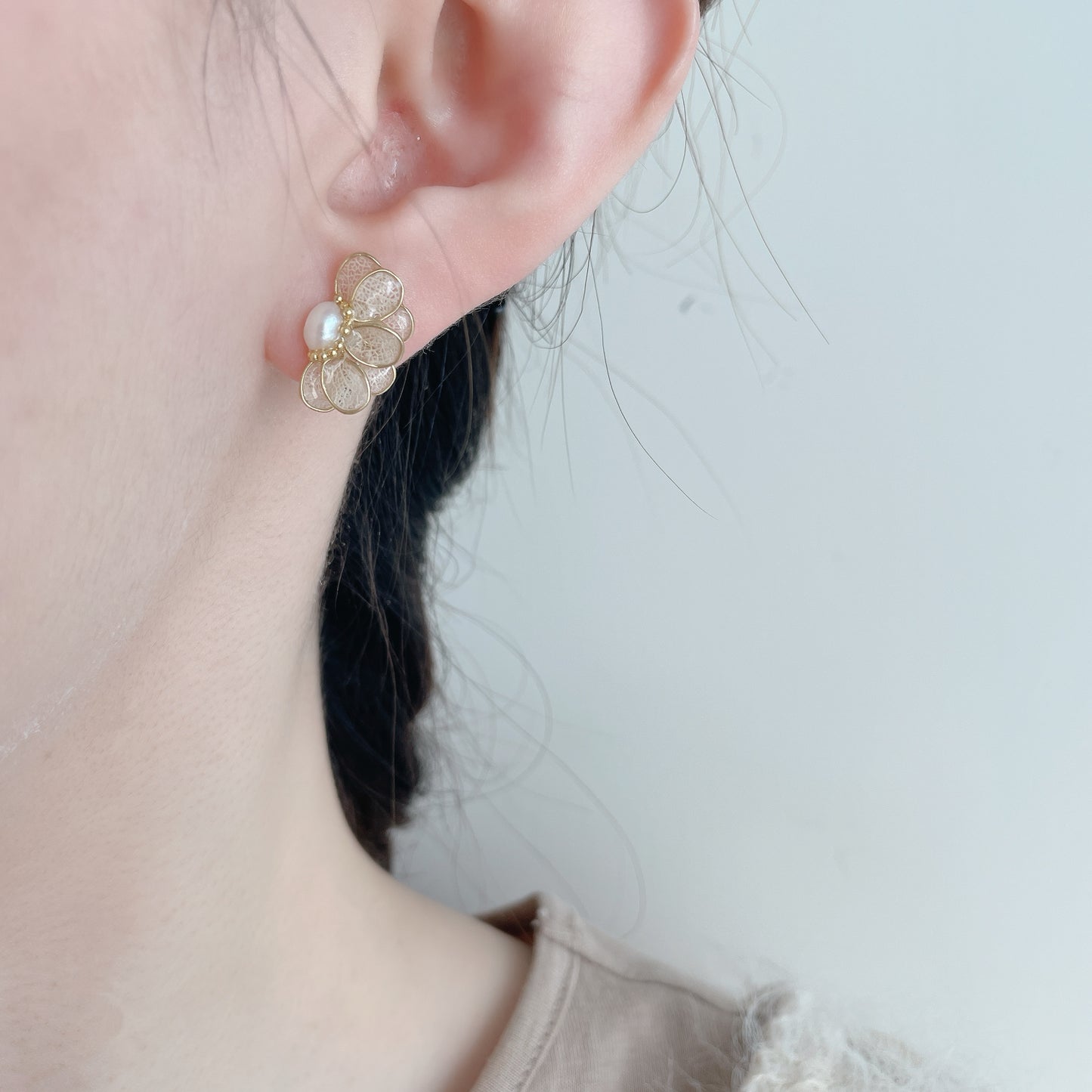 | FE31  𝔹𝔼𝕃𝕃𝕀𝕊|  銅線半瓣雛菊珍珠耳環